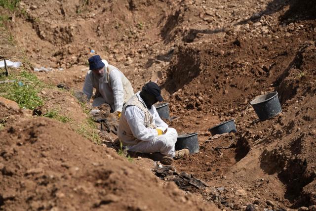 Forensic experts open a mass grave believed to contain the remains of dozens of people executed by the Islamic State (IS) group during its 2014 entry into the northern city of Mosul, when it captured the city from the Iraqi Army, in the Mushairifa area of Mosul on April 16, 2026.. Work began on April 16, to recover remains from a mass grave dating back to the period when the Islamic State was in control of the city of Mosul in northern Iraq, an official told Agence France-Presse. Ahmed al-Asadi, head of the teams excavating mass graves in Iraq, told AFP, “Today, our teams began the process of exhuming” remains from a mass grave located in the al-Haramat area west of Mosul in Nineveh province. (Photo by Zaid AL-OBEIDI / AFP)