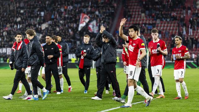AZ Alkmaar's players react at the end of the UEFA Conference League quarter-final second leg football match between AZ Alkmaar and FC Shakhtar Donetsk at the AFAS Stadium in Alkmaar on April 16, 2026. (Photo by Koen van Weel / ANP / AFP) / Netherlands OUT