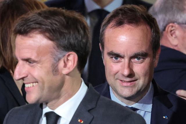 France's Prime Minister Sebastien Lecornu (R) and France's President Emmanuel Macron  attend a reception organized for 500 mayors from across the political spectrum and from every part of the country, to 'support' and 'mobilize' these 'alveoli of the nation's democratic lungs', one month after France's municipal elections at the presidential Elysee Palace in Paris on April 16, 2026. (Photo by Ludovic MARIN / POOL / AFP)