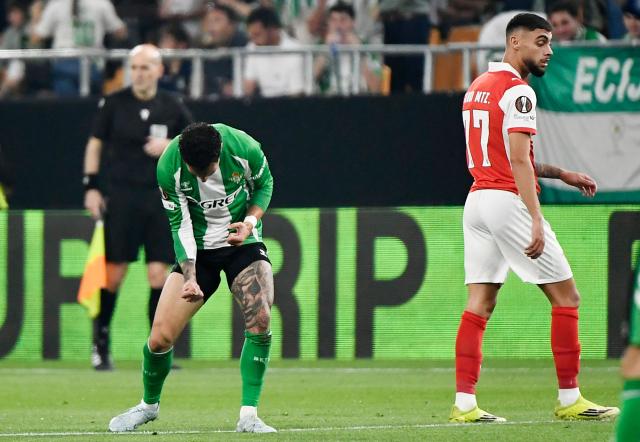 Real Betis' Brazilian forward #07 Antony (L) celebrates scoring the opening goal during the UEFA Europa League quarter final second leg football match between Real Betis and SC Braga at Benito Villamarin Stadium in Seville on April 16, 2026. (Photo by FRED TANNEAU / AFP)