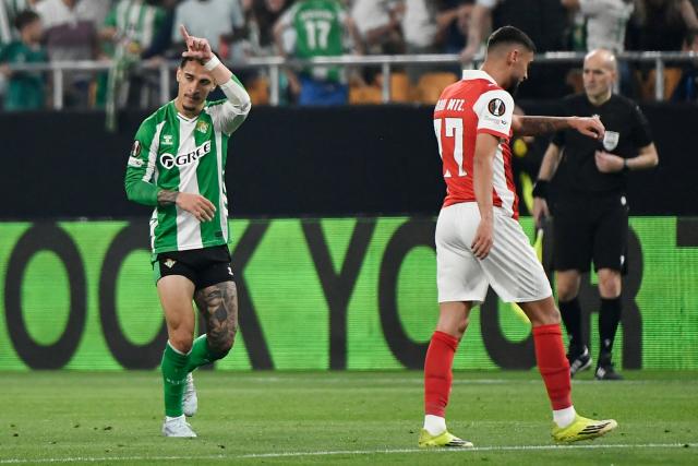 Real Betis' Brazilian forward #07 Antony celebrates scoring the opening goal during the UEFA Europa League quarter final second leg football match between Real Betis and SC Braga at Benito Villamarin Stadium in Seville on April 16, 2026. (Photo by FRED TANNEAU / AFP)