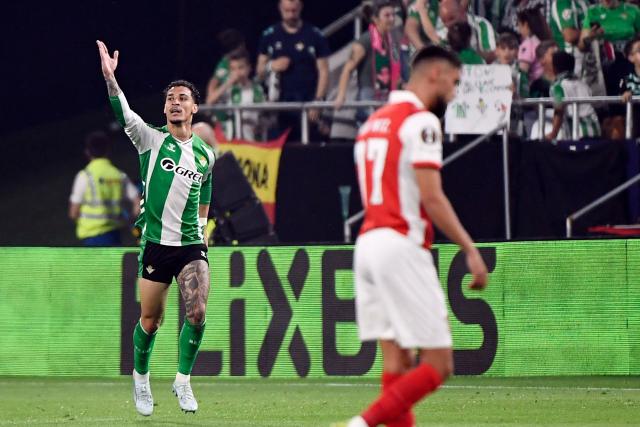 Real Betis' Brazilian forward #07 Antony celebrates scoring the opening goal during the UEFA Europa League quarter final second leg football match between Real Betis and SC Braga at Benito Villamarin Stadium in Seville on April 16, 2026. (Photo by FRED TANNEAU / AFP)