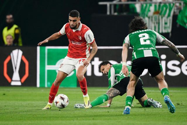 Real Betis' Brazilian forward #07 Antony (C) and Sporting Braga's Spanish forward #77 Gabri Martinez (L) vie for the ball during the UEFA Europa League quarter final second leg football match between Real Betis and SC Braga at Benito Villamarin Stadium in Seville on April 16, 2026. (Photo by FRED TANNEAU / AFP)