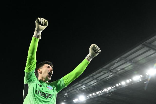 Strasbourg's Belgian goalkeeper #39 Mike Penders celebrates his team's victory at the end of the UEFA Europa Conference League quarter-final second leg football match between RC Strasbourg Alsace and Mainz 05 at the Stade de La Meinau in Strasbourg, eastern France, on April 16, 2026. (Photo by SEBASTIEN BOZON / AFP)