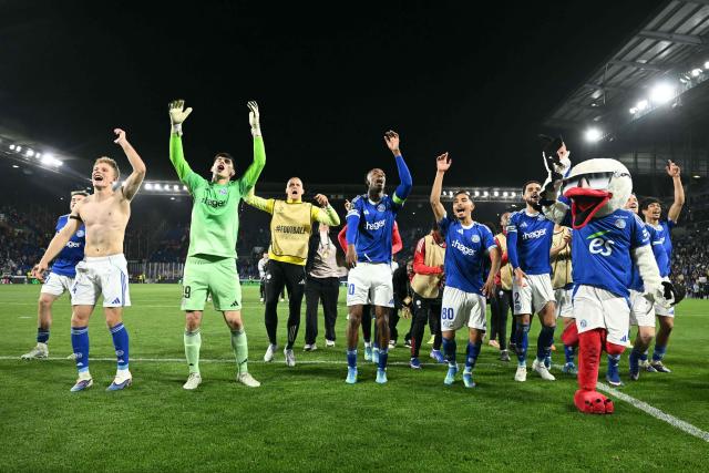 Strasbourg's players celebrate their victory at the end of the UEFA Europa Conference League quarter-final second leg football match between RC Strasbourg Alsace and Mainz 05 at the Stade de La Meinau in Strasbourg, eastern France, on April 16, 2026. (Photo by SEBASTIEN BOZON / AFP)