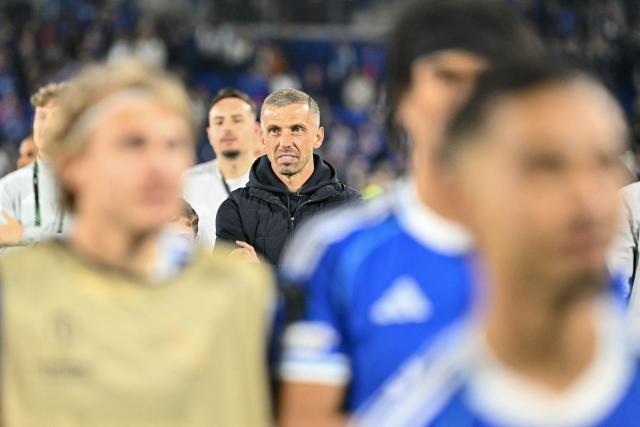Strasbourg's English head coach Gary O'Neil (C) reacts at the end of the UEFA Europa Conference League quarter-final second leg football match between RC Strasbourg Alsace and Mainz 05 at the Stade de La Meinau in Strasbourg, eastern France, on April 16, 2026. (Photo by SEBASTIEN BOZON / AFP)
