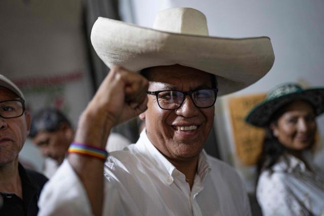 Peru's presidential candidate for the Juntos por el Peru party, Roberto Sanchez, gestures during a press conference at his campaign office in Lima on April 16, 2026. On April 16, Peru's right-wing presidential hopeful Rafael Lopez Aliaga offered a $5,800 reward to any election official who produced proof of his claim that the April 12 election was fraudulent. (Photo by Ernesto BENAVIDES / AFP)