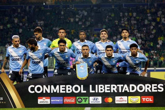 Sporting Cristal players pose for a picture before the start of the Copa Libertadores group stage football match between Brazil's Palmeiras and Peru's Sporting Cristal at Allianz Parque stadium in Sao Paulo, Brazil on April 16, 2026. (Photo by Miguel SCHINCARIOL / AFP)