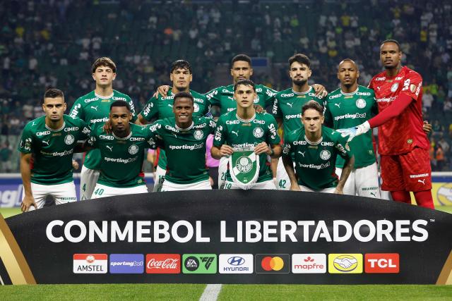 Palmeiras players pose for a picture before the start of the Copa Libertadores group stage football match between Brazil's Palmeiras and Peru's Sporting Cristal at Allianz Parque stadium in Sao Paulo, Brazil on April 16, 2026. (Photo by Miguel SCHINCARIOL / AFP)