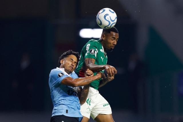 Sporting Cristal's Brazilian defender #90 Cristiano da Silva and Palmeiras' forward #40 Allan jump for a header during the Copa Libertadores group stage football match between Brazil's Palmeiras and Peru's Sporting Cristal at Allianz Parque stadium in Sao Paulo, Brazil on April 16, 2026. (Photo by Miguel SCHINCARIOL / AFP)
