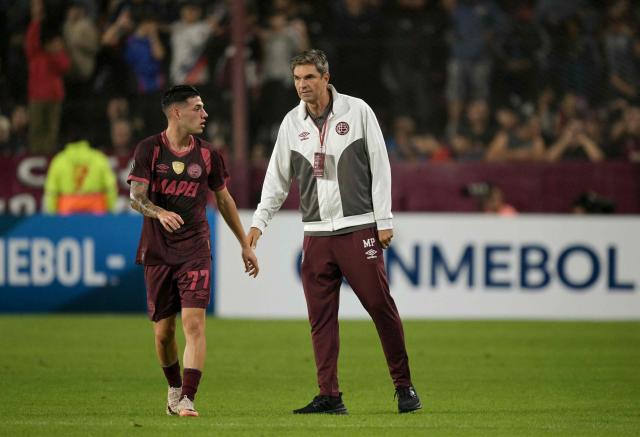 Lanus' head coach Mauricio Pellegrino talks with Lanus' forward #77 Lucas Besozzi during the Copa Libertadores group stage football match between Argentina's Lanus and Bolivia's Always Ready at the Ciudad de Lanus stadium in Lanus, Buenos Aires province, Argentina, on April 16, 2026. (Photo by JUAN MABROMATA / AFP)