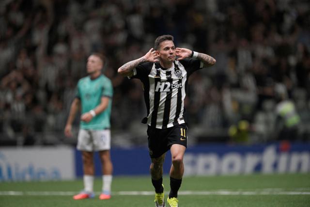 Atletico Mineiro's midfielder #11 Bernard celebrates after scoring his team's first goal during the Copa Sudamericana group stage football match between Brazil's Atletico Mineiro and Uruguay's Juventud at the Arena MRV stadium in Belo Horizonte, state of Minas Gerais, Brazil, on April 16, 2026. (Photo by DOUGLAS MAGNO / AFP)