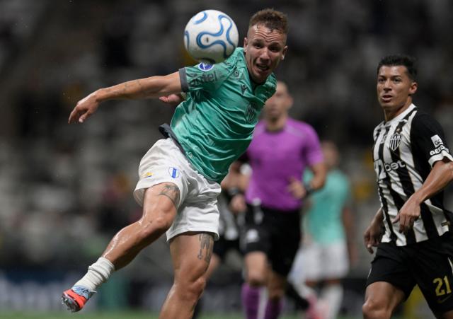Juventud's midfielder #21 Facundo Perez (L) and Atletico Mineiro's Ecuadorean midfielder #21 Alan Franco look at the ball during the Copa Sudamericana group stage football match between Brazil's Atletico Mineiro and Uruguay's Juventud at the Arena MRV stadium in Belo Horizonte, state of Minas Gerais, Brazil, on April 16, 2026. (Photo by DOUGLAS MAGNO / AFP)