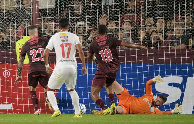 Lanus' Colombian forward #19 Yoshan Valois shoots and scores his team's first goal during the Copa Libertadores group stage football match between Argentina's Lanus and Bolivia's Always Ready at the Ciudad de Lanus stadium in Lanus, Buenos Aires province, Argentina, on April 16, 2026. (Photo by JUAN MABROMATA / AFP)