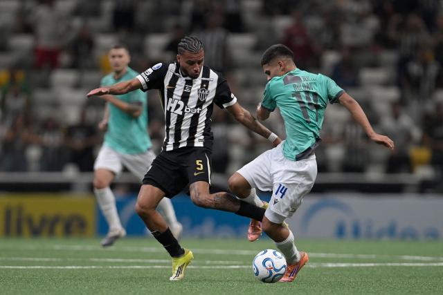 Atletico Mineiro's defender #05 Alexsander and Juventud's Argentine midfielder #14 Leonel Roldan fight for the ball during the Copa Sudamericana group stage football match between Brazil's Atletico Mineiro and Uruguay's Juventud at the Arena MRV stadium in Belo Horizonte, state of Minas Gerais, Brazil, on April 16, 2026. (Photo by DOUGLAS MAGNO / AFP)