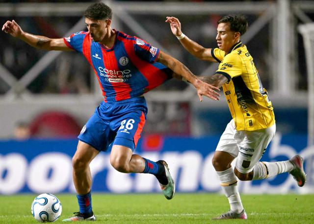 San Lorenzo's midfielder #26 Gonzalo Abrego and Deportivo Cuenca's Argentine midfielder #49 David Gonzalez fight for the ball during the Copa Sudamericana group stage football match between Argentina's San Lorenzo and Ecuador's Deportivo Cuenca at Pedro Bidegain stadium in Buenos Aires on April 16, 2026. (Photo by Luis ROBAYO / AFP)