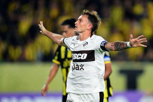 Platense's forward #07 Guido Mainero celebrates after scoring his team's first goal during the Copa Libertadores group stage football match between Uruguay's Penarol and Argentina's Platense at the Campeon del Siglo stadium in Montevideo on April 16, 2026. (Photo by Dante FERNANDEZ / AFP)