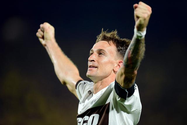Platense's forward #07 Guido Mainero celebrates after scoring his team's first goal during the Copa Libertadores group stage football match between Uruguay's Penarol and Argentina's Platense at the Campeon del Siglo stadium in Montevideo on April 16, 2026. (Photo by Dante FERNANDEZ / AFP)