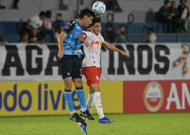 Blooming's Argentine defender #17 Diago Gimenez and Red Bull Bragantino's midfielder #28 Yuri Leles fight for the ball during the Copa Sudamericana group stage football match between Brazil's Red Bull Bragantino and Bolivia's Blooming at the Municipal Cicero de Souza Marques stadium in Braganca Paulista, state of Sao Paulo, Brazil, on April 16, 2026. (Photo by NELSON ALMEIDA / AFP)