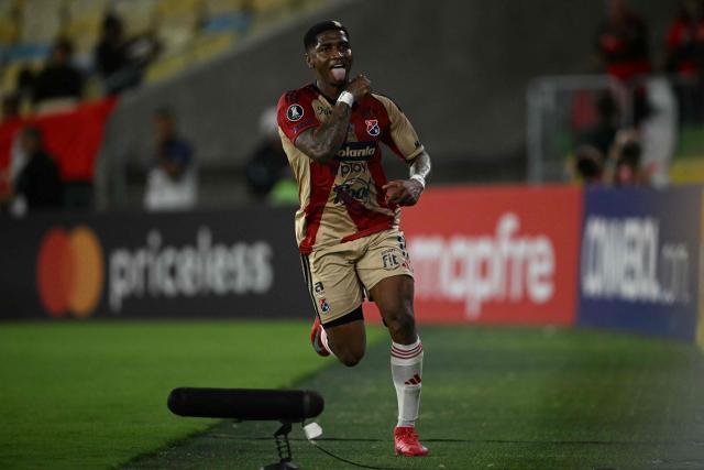Independiente Medellin's forward #11 Yony Gonzalez celebrates after scoring his team's first goal during the Copa Libertadores group stage football match between Brazil's Flamengo and Colombia's Independiente Medellin at the Maracana stadium in Rio de Janeiro, Brazil, on April 16, 2026. (Photo by MAURO PIMENTEL / AFP)