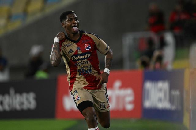Independiente Medellin's forward #11 Yony Gonzalez celebrates after scoring his team's first goal during the Copa Libertadores group stage football match between Brazil's Flamengo and Colombia's Independiente Medellin at the Maracana stadium in Rio de Janeiro, Brazil, on April 16, 2026. (Photo by MAURO PIMENTEL / AFP)