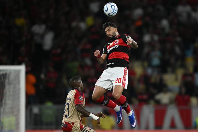 Flamengo's midfielder #20 Lucas Paqueta heads the ball past Independiente Medellin's midfielder #13 Francisco Chaverra during the Copa Libertadores group stage football match between Brazil's Flamengo and Colombia's Independiente Medellin at the Maracana stadium in Rio de Janeiro, Brazil, on April 16, 2026. (Photo by MAURO PIMENTEL / AFP)