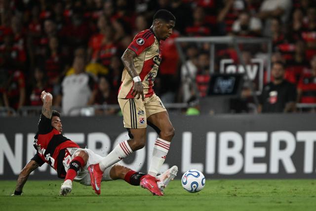 Flamengo's Colombian midfielder #15 Jorge Carrascal (L) and Independiente Medellin's forward #11 Yony Gonzalez fight for the ball during the Copa Libertadores group stage football match between Brazil's Flamengo and Colombia's Independiente Medellin at the Maracana stadium in Rio de Janeiro, Brazil, on April 16, 2026. (Photo by MAURO PIMENTEL / AFP)
