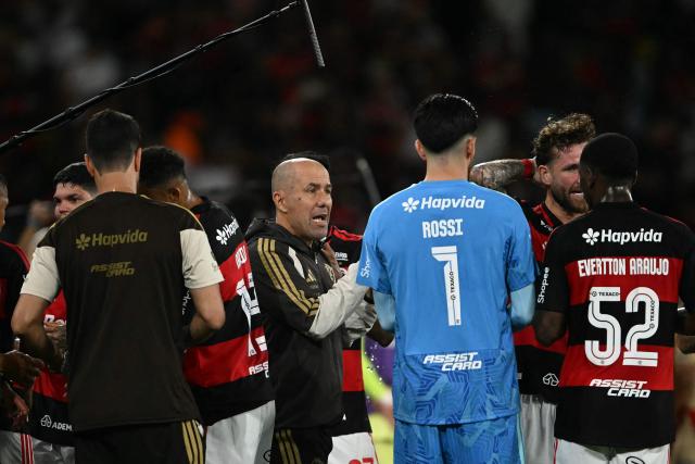 Flamengo's Portuguese head coach Leonardo Jardim (C) talks to his players during the Copa Libertadores group stage football match between Brazil's Flamengo and Colombia's Independiente Medellin at the Maracana stadium in Rio de Janeiro, Brazil, on April 16, 2026. (Photo by MAURO PIMENTEL / AFP)