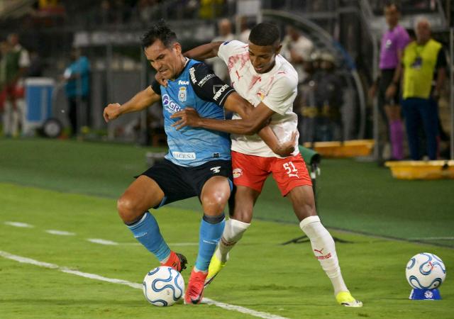 Blooming's defender #03 Juan Valverde and Red Bull Bragantino's defender #51 Caue fight for the ball during the Copa Sudamericana group stage football match between Brazil's Red Bull Bragantino and Bolivia's Blooming at the Municipal Cicero de Souza Marques stadium in Braganca Paulista, state of Sao Paulo, Brazil, on April 16, 2026. (Photo by NELSON ALMEIDA / AFP)