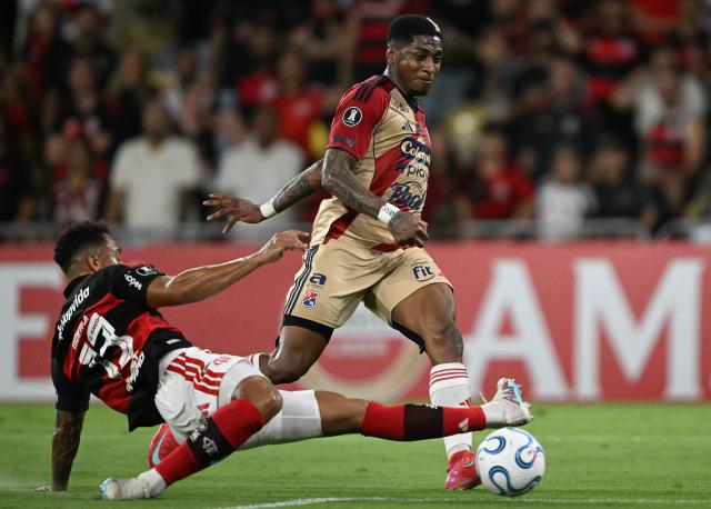 Independiente Medellin's forward #11 Yony Gonzalez (R) dribbles past Flamengo's defender #13 Danilo before shooting to score during the Copa Libertadores group stage football match between Brazil's Flamengo and Colombia's Independiente Medellin at the Maracana stadium in Rio de Janeiro, Brazil, on April 16, 2026. (Photo by MAURO PIMENTEL / AFP)