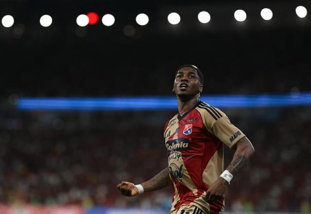 Independiente Medellin's forward #11 Yony Gonzalez celebrates after scoring his team's first goal during the Copa Libertadores group stage football match between Brazil's Flamengo and Colombia's Independiente Medellin at the Maracana stadium in Rio de Janeiro, Brazil, on April 16, 2026. (Photo by Mauro PIMENTEL / AFP)