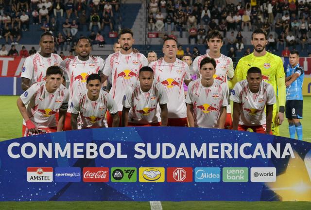 Players of Red Bull Bragantino pose for a picture ahead of the Copa Sudamericana group stage football match between Brazil's Red Bull Bragantino and Bolivia's Blooming at the Municipal Cicero de Souza Marques stadium in Braganca Paulista, state of Sao Paulo, Brazil, on April 16, 2026. (Photo by Nelson ALMEIDA / AFP)