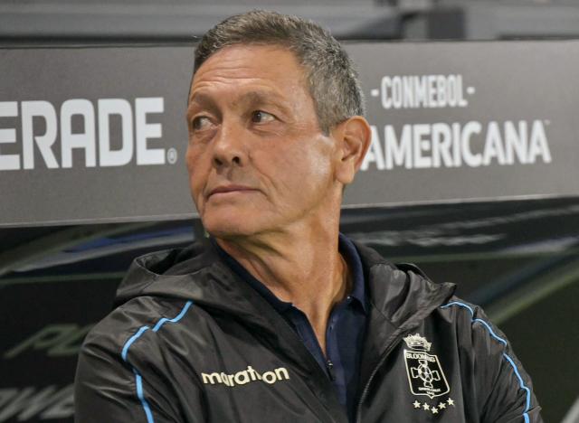 Blooming's head coach Mauricio Soria looks on ahead of the Copa Sudamericana group stage football match between Brazil's Red Bull Bragantino and Bolivia's Blooming at the Municipal Cicero de Souza Marques stadium in Braganca Paulista, state of Sao Paulo, Brazil, on April 16, 2026. (Photo by Nelson ALMEIDA / AFP)