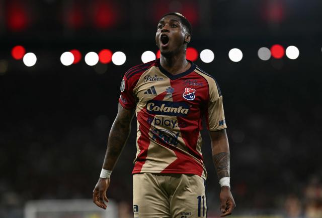 Independiente Medellin's forward #11 Yony Gonzalez celebrates after scoring his team's first goal during the Copa Libertadores group stage football match between Brazil's Flamengo and Colombia's Independiente Medellin at the Maracana stadium in Rio de Janeiro, Brazil, on April 16, 2026. (Photo by Mauro PIMENTEL / AFP)