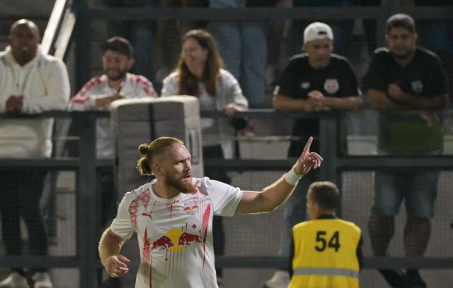 Red Bull Bragantino's Paraguayan forward #09 Isidro Pitta celebrates scoring his team's second goal during the Copa Sudamericana group stage football match between Brazil's Red Bull Bragantino and Bolivia's Blooming at the Municipal Cicero de Souza Marques stadium in Braganca Paulista, state of Sao Paulo, Brazil, on April 16, 2026. (Photo by NELSON ALMEIDA / AFP)