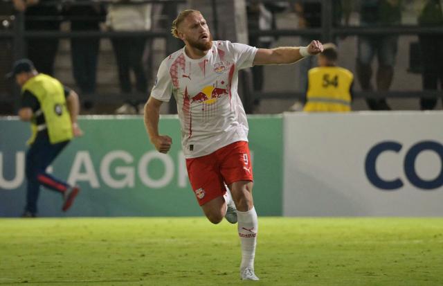Red Bull Bragantino's Paraguayan forward #09 Isidro Pitta celebrates scoring his team's second goal during the Copa Sudamericana group stage football match between Brazil's Red Bull Bragantino and Bolivia's Blooming at the Municipal Cicero de Souza Marques stadium in Braganca Paulista, state of Sao Paulo, Brazil, on April 16, 2026. (Photo by NELSON ALMEIDA / AFP)
