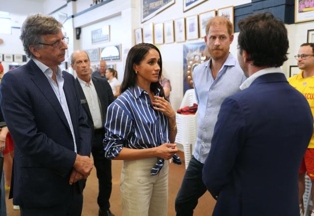 Britain's Prince Harry (2nd R), Duke of Sussex, and his wife Meghan, the Duchess of Sussex, speak with Greg Shand (L), President of the Sydney Jewish museum, and Elon Zizerb (R), Bondi beach terror attack survivor, during a meeting with volunteer first responders from Bondi Surf Bathers' Life Saving Club in Sydney on April 17, 2026. (Photo by Jonathan Brady / POOL / AFP)