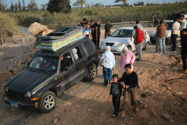 Displaced residents travel through the Qasmieh area on the way back to their homes in the southern Lebanon, on April 17, 2026. A 10-day ceasefire deal struck between Lebanon and Israel took effect on April 17, sending displaced residents streaming south towards their homes, even as the Lebanese army warned of "a number of violations" in the area. (Photo by ibrahim AMRO / AFP)