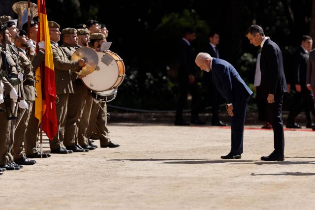 Spain's Prime Minister Pedro Sanchez (R) and Brazilian President Luiz Inacio Lula da Silva attend a military ceremony held to welcome the Brazilian President at the Palacio de Pedralbes in Barcelona on April 17, 2026. Lula meets Spanish Prime Minister Pedro Sanchez and is to attend a forum of progressive leaders on April 18. Other attendees at the gathering in Barcelona include Mexican President and South African President. (Photo by Oscar DEL POZO / AFP)