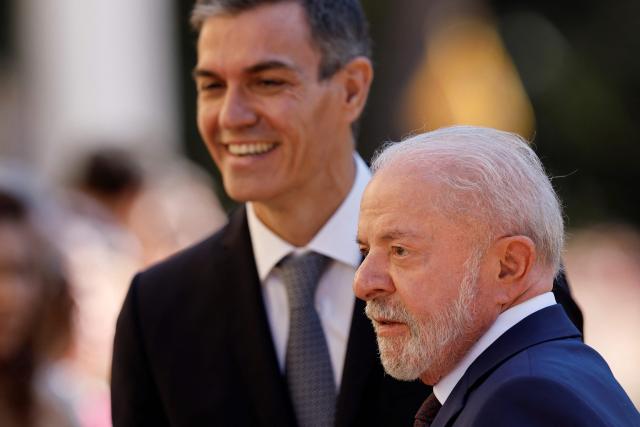 Brazilian President Luiz Inacio Lula da Silva looks on next to Spain's Prime Minister Pedro Sanchez during a military ceremony held to welcome the Brazilian President at the Palacio de Pedralbes in Barcelona on April 17, 2026. Lula meets Spanish Prime Minister Pedro Sanchez and is to attend a forum of progressive leaders on April 18. Other attendees at the gathering in Barcelona include Mexican President and South African President. (Photo by Oscar DEL POZO / AFP)