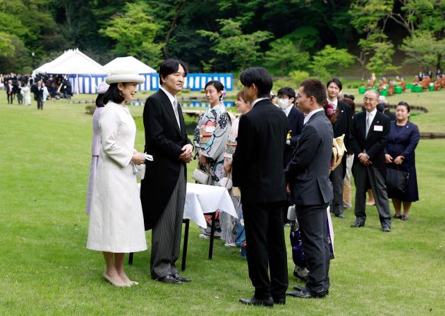 Japan's Crown Prince Akishino (2-L) and Crown Princess Kiko (L) speak with Japanese medallists of the Milan Cortina Winter Olympics during the spring imperial garden party at the Akasaka Palace's imperial garden in Tokyo on April 17, 2026. (Photo by Franck ROBICHON / POOL / AFP)