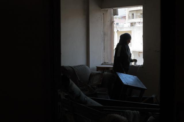 A woman inspects destruction inside her apartment upon her return to the southern Lebanese city of Nabatieh on April 17, 2026. Thousands of displaced Lebanese civilians took to the road on April 17, hoping that a 10-day ceasefire with Israel would allow them to return to their homes in southern Beirut and the country's war-torn south. (Photo by ibrahim AMRO / AFP)