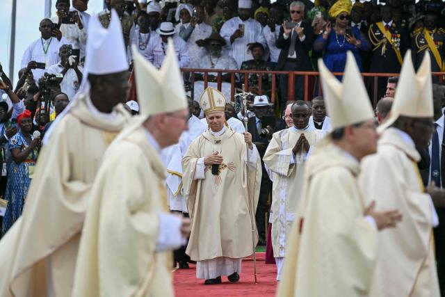 Pope Leo XIV (C) arrives to lead the Holy Mass at the area in front of Japoma Stadium in Douala on the fifth day of an 11-day apostolic journey to Africa, on April 17, 2026. (Photo by Alberto PIZZOLI / AFP)