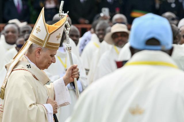TOPSHOT - Pope Leo XIV (L) arrives to lead the Holy Mass at the area in front of Japoma Stadium in Douala on the fifth day of an 11-day apostolic journey to Africa, on April 17, 2026. (Photo by Alberto PIZZOLI / AFP)