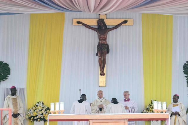 Pope Leo XIV (C) arrives to lead the Holy Mass at the area in front of Japoma Stadium in Douala on the fifth day of an 11-day apostolic journey to Africa, on April 17, 2026. (Photo by Alberto PIZZOLI / AFP)