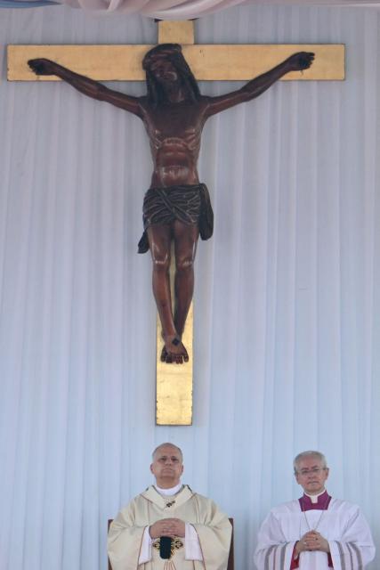 Pope Leo XIV (L) leads the Holy Mass at the area in front of Japoma Stadium in Douala on the fifth day of an 11-day apostolic journey to Africa, on April 17, 2026. (Photo by Alberto PIZZOLI / AFP)