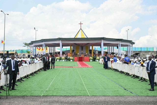 Pope Leo XIV (C) delivers his homily during the Holy Mass at the area in front of Japoma Stadium in Douala on the fifth day of an 11-day apostolic journey to Africa, on April 17, 2026. (Photo by Alberto PIZZOLI / AFP)
