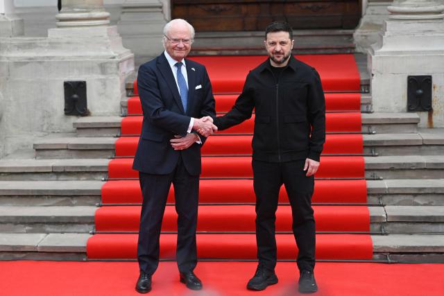 Ukraine's President Volodymyr Zelensky (R) greets Sweden's King Carl XVI Gustaf (L) prior to their talks in Lviv on April 17, 2026, amid the Russian invasion of Ukraine. (Photo by YURIY DYACHYSHYN / AFP)