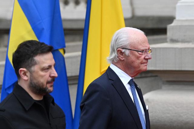 Ukraine's President Volodymyr Zelensky (L) and Sweden's King Carl XVI Gustaf (R) arrive fot a meeting in Lviv on April 17, 2026, amid the Russian invasion of Ukraine. (Photo by YURIY DYACHYSHYN / AFP)