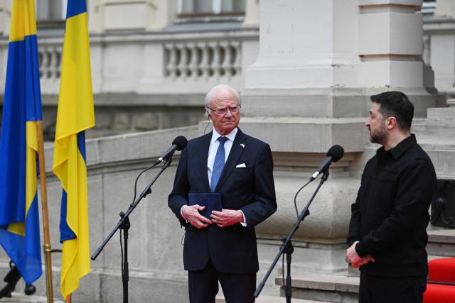 Ukraine's President Volodymyr Zelensky (R) and Sweden's King Carl XVI Gustaf (L) deliver a speech during a meeting in Lviv on April 17, 2026, amid the Russian invasion of Ukraine. (Photo by YURIY DYACHYSHYN / AFP)